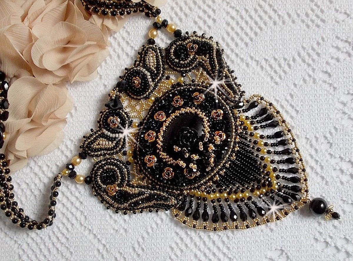 Cleopatra halskjede brodert med svart onyx, perler og frøperler 