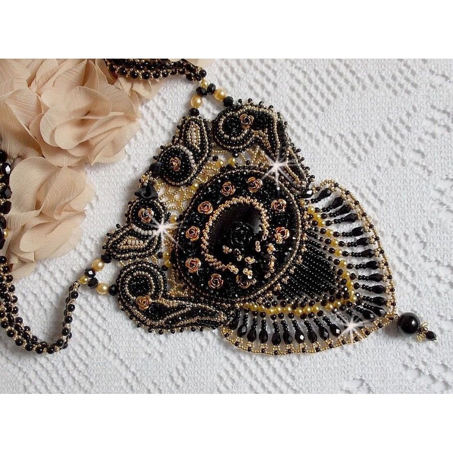 Cleopatra halskjede brodert med svart onyx, perler og frøperler 