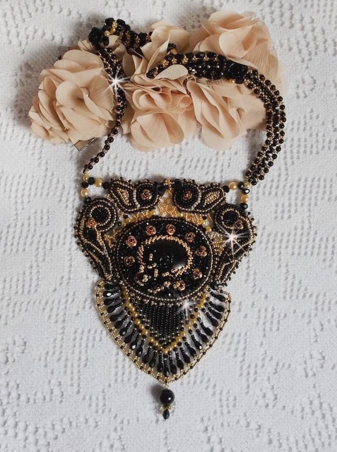 Cleopatra halskjede brodert med svart onyx, perler og frøperler 