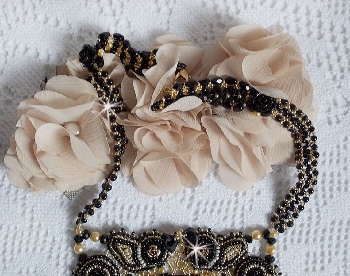 Cleopatra halskjede brodert med svart onyx, perler og frøperler 