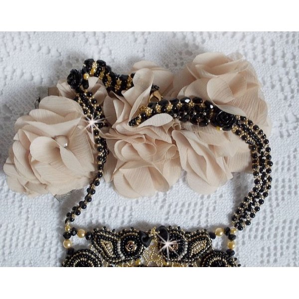 Cleopatra halskjede brodert med svart onyx, perler og fr&oslash;perler 