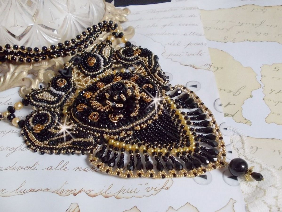 Cleopatra halskjede brodert med svart onyx, perler og frøperler 