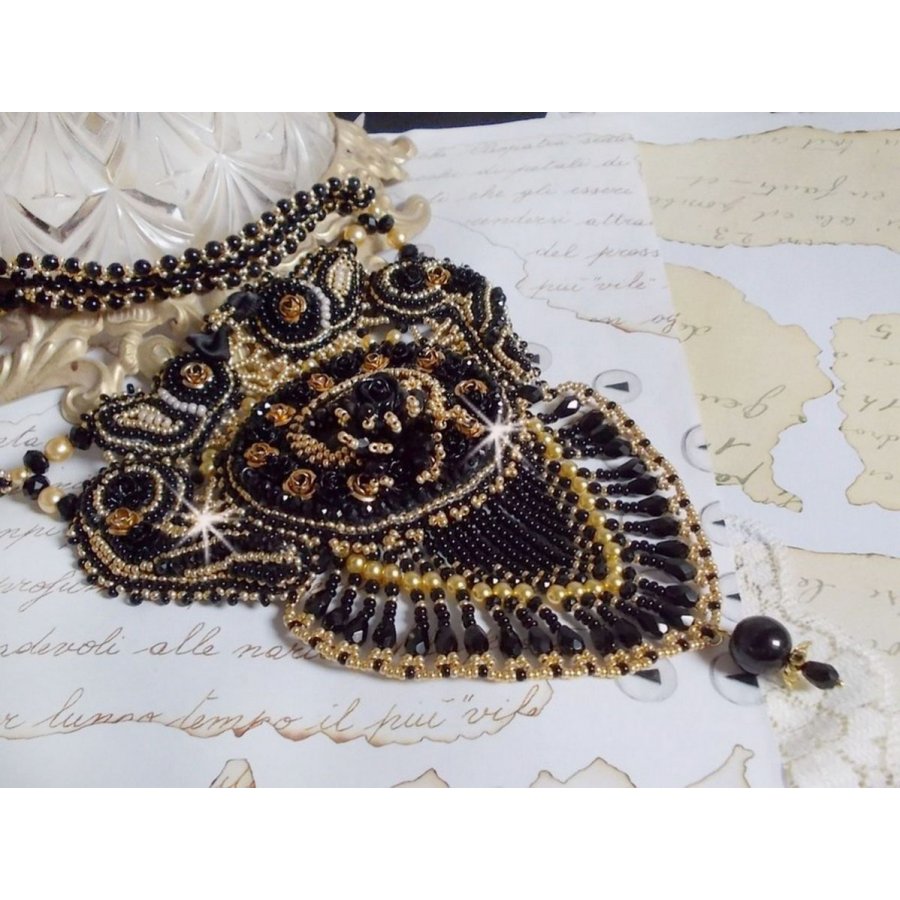 Cleopatra halskjede brodert med svart onyx, perler og frøperler 