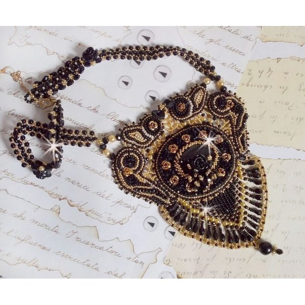 Cleopatra halskjede brodert med svart onyx, perler og fr&oslash;perler 