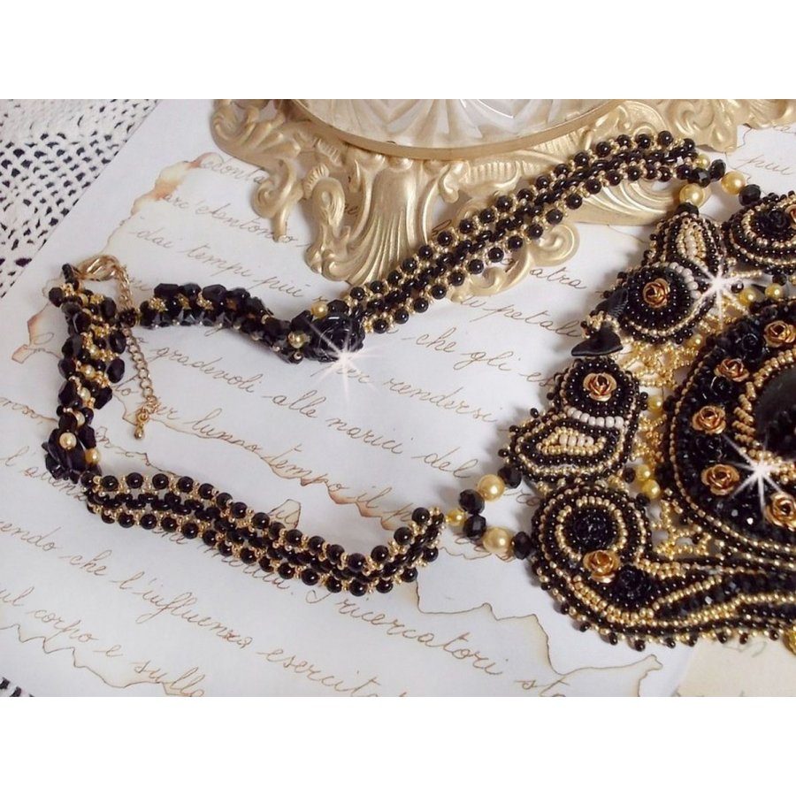 Cleopatra halskjede brodert med svart onyx, perler og frøperler 