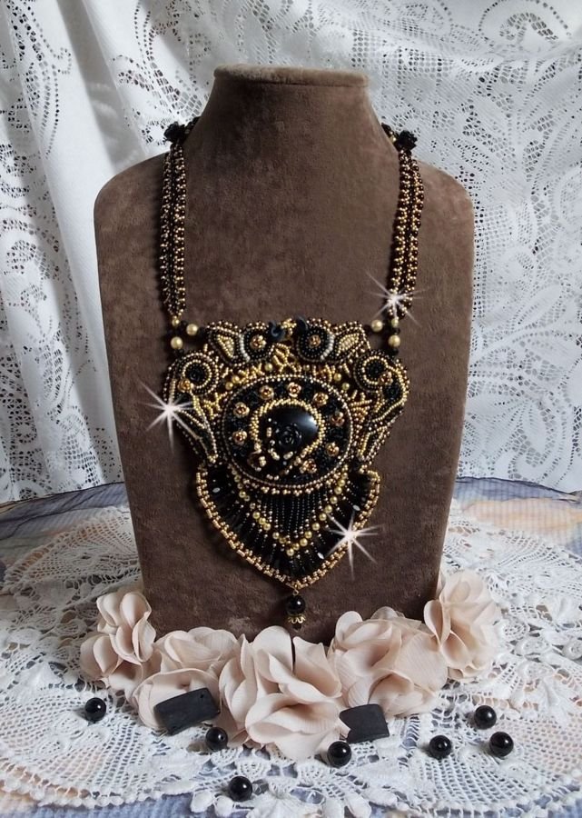 Cleopatra halskjede brodert med svart onyx, perler og frøperler 