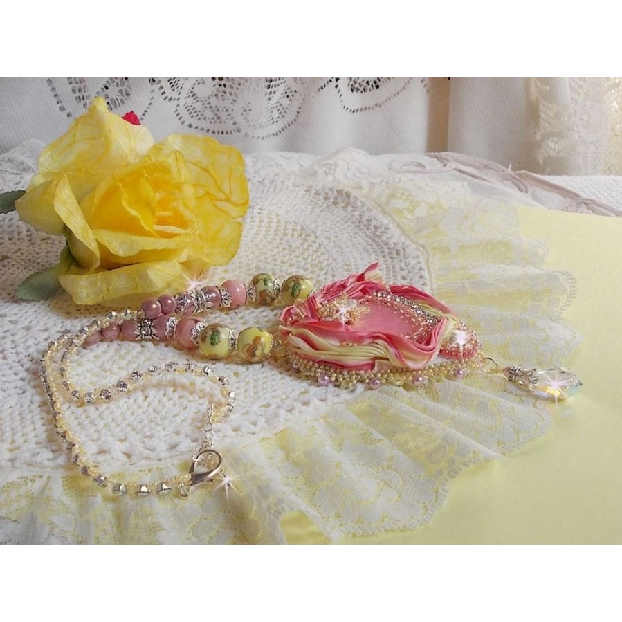 Tender Heart Halskjede brodert med rosa og gult silkebånd, keramiske perler, Swarovski-krystaller og frøperler