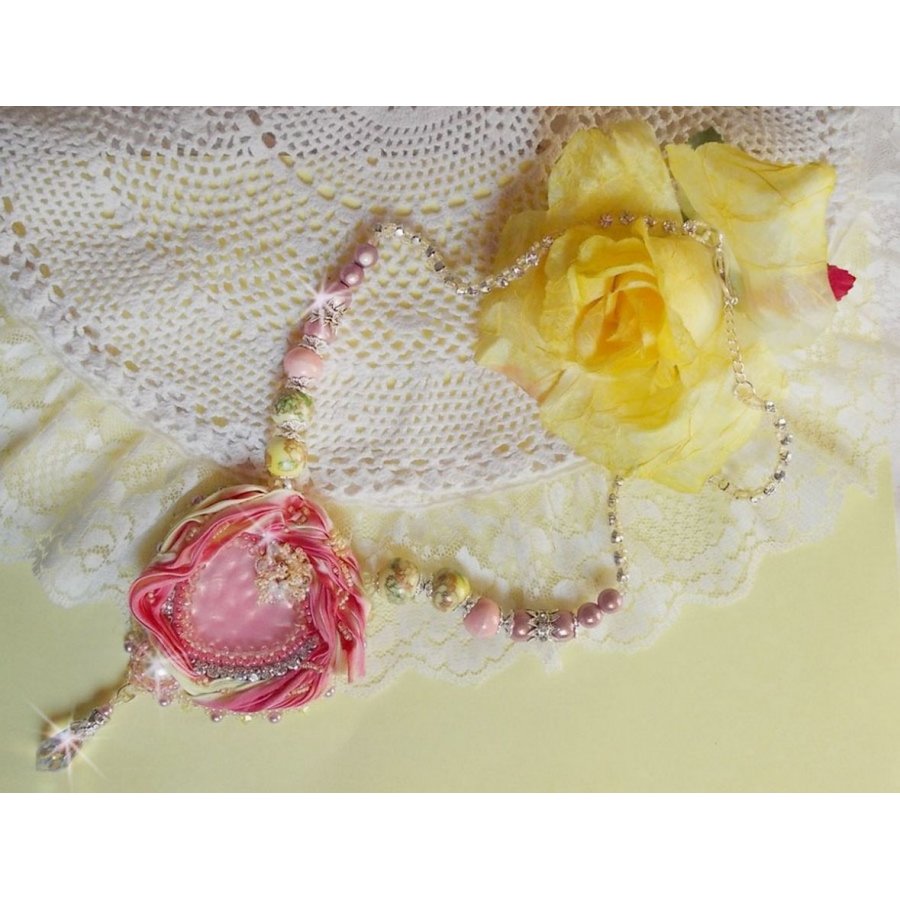 Tender Heart Halskjede brodert med rosa og gult silkebånd, keramiske perler, Swarovski-krystaller og frøperler