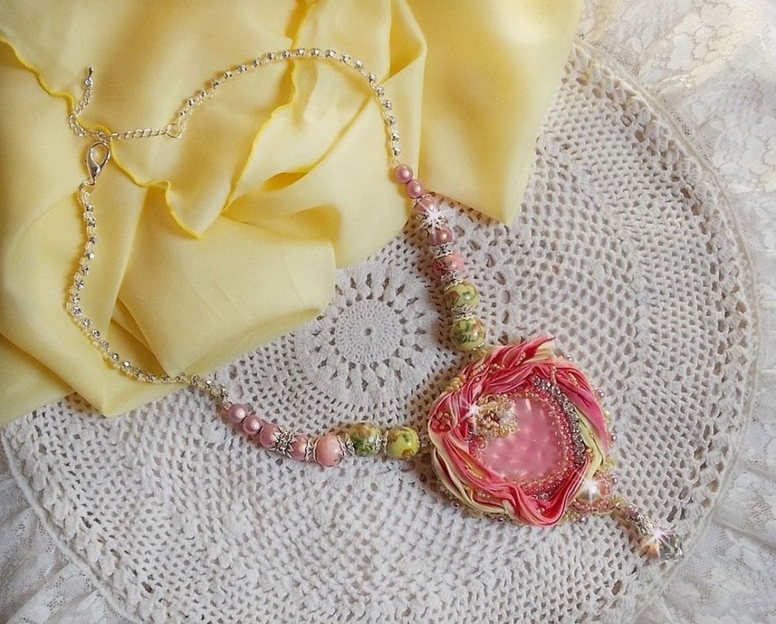 Tender Heart Halskjede brodert med rosa og gult silkebånd, keramiske perler, Swarovski-krystaller og frøperler