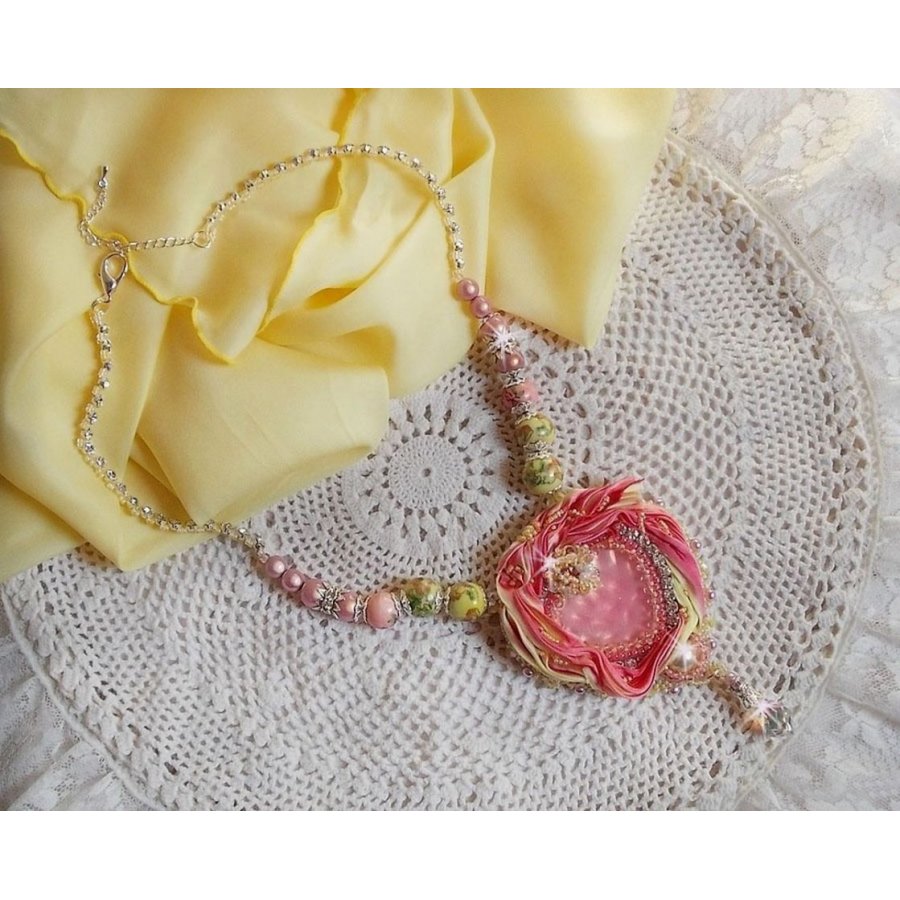 Tender Heart Halskjede brodert med rosa og gult silkebånd, keramiske perler, Swarovski-krystaller og frøperler