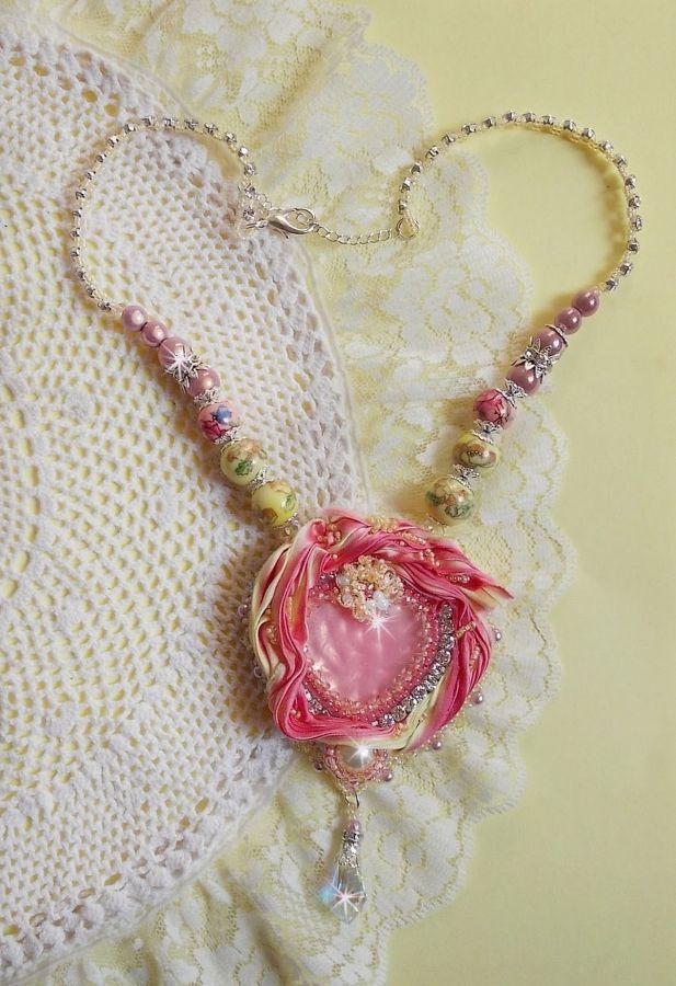Tender Heart Halskjede brodert med rosa og gult silkebånd, keramiske perler, Swarovski-krystaller og frøperler