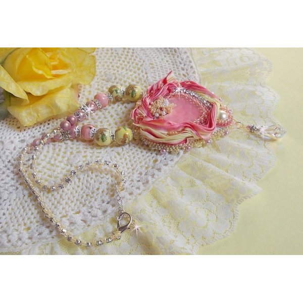 Tender Heart Halskjede brodert med rosa og gult silkeb&aring;nd, keramiske perler, Swarovski-krystaller og fr&oslash;perler