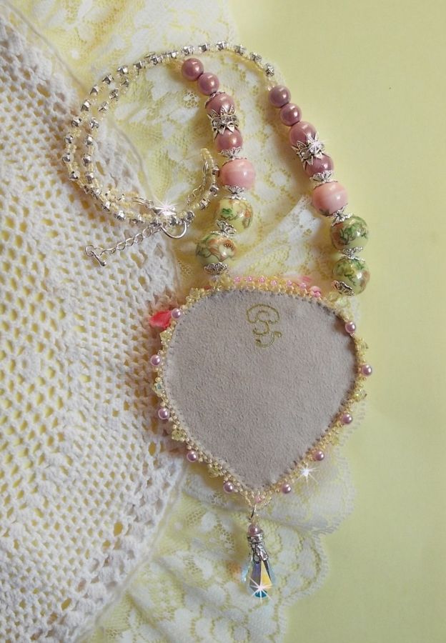 Tender Heart Halskjede brodert med rosa og gult silkebånd, keramiske perler, Swarovski-krystaller og frøperler
