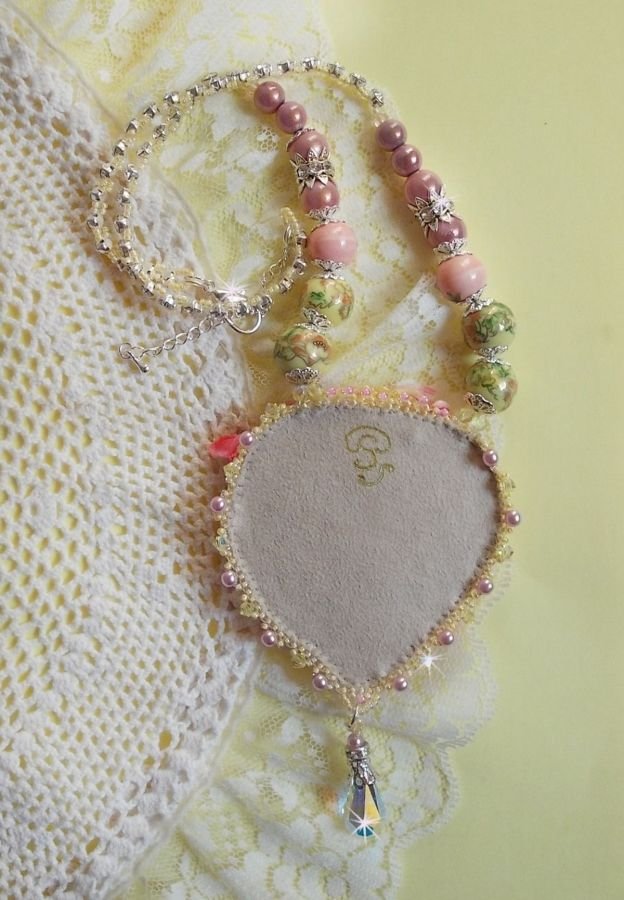 Tender Heart Halskjede brodert med rosa og gult silkebånd, keramiske perler, Swarovski-krystaller og frøperler