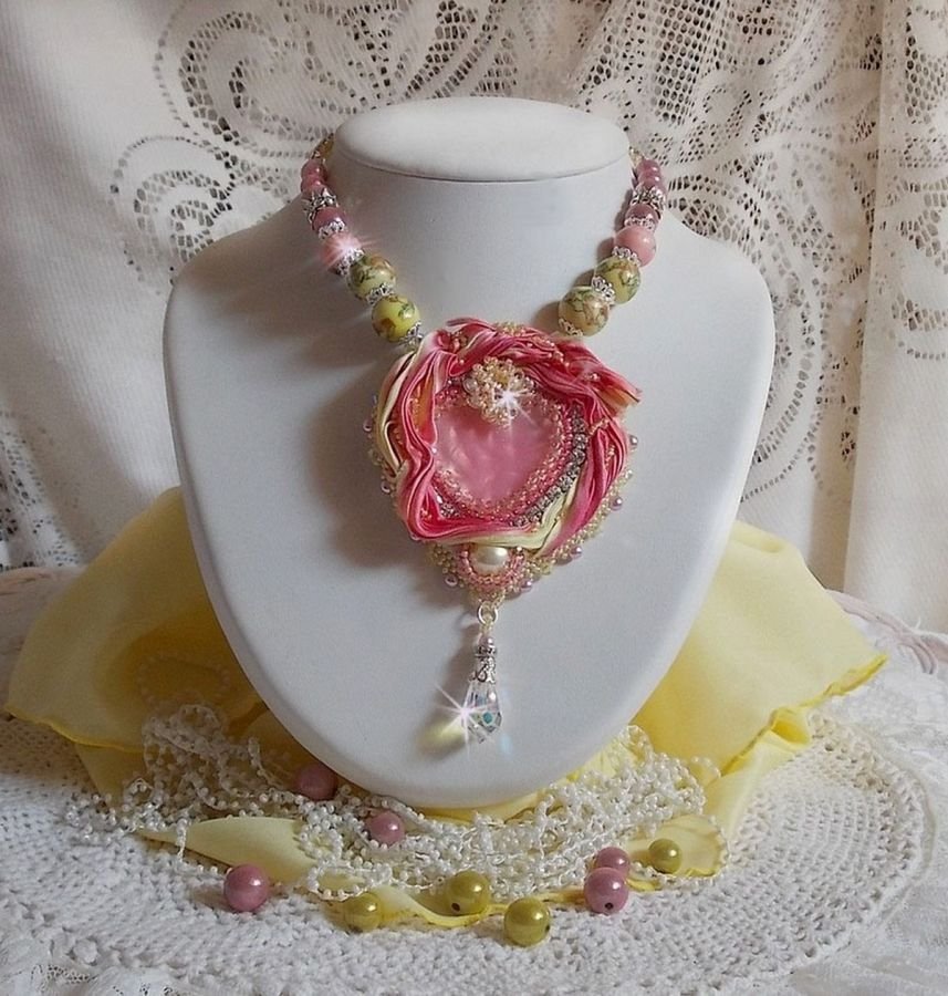 Tender Heart Halskjede brodert med rosa og gult silkebånd, keramiske perler, Swarovski-krystaller og frøperler