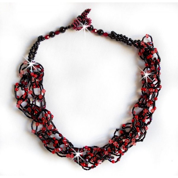 F&oslash;lende halskjede med r&oslash;rperler, Swarovski-krystaller og fasetter