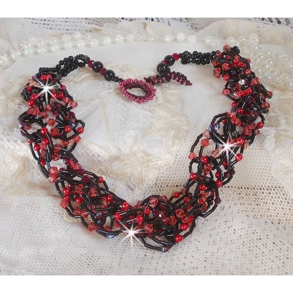 F&oslash;lende halskjede med r&oslash;rperler, Swarovski-krystaller og fasetter