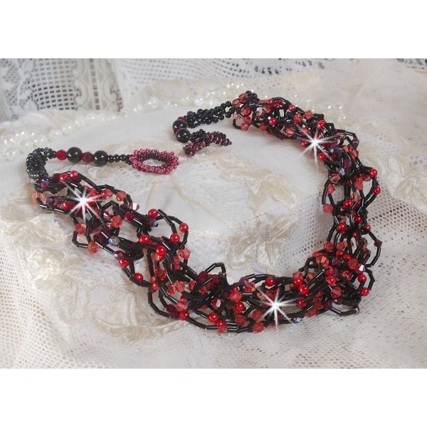 F&oslash;lende halskjede med r&oslash;rperler, Swarovski-krystaller og fasetter