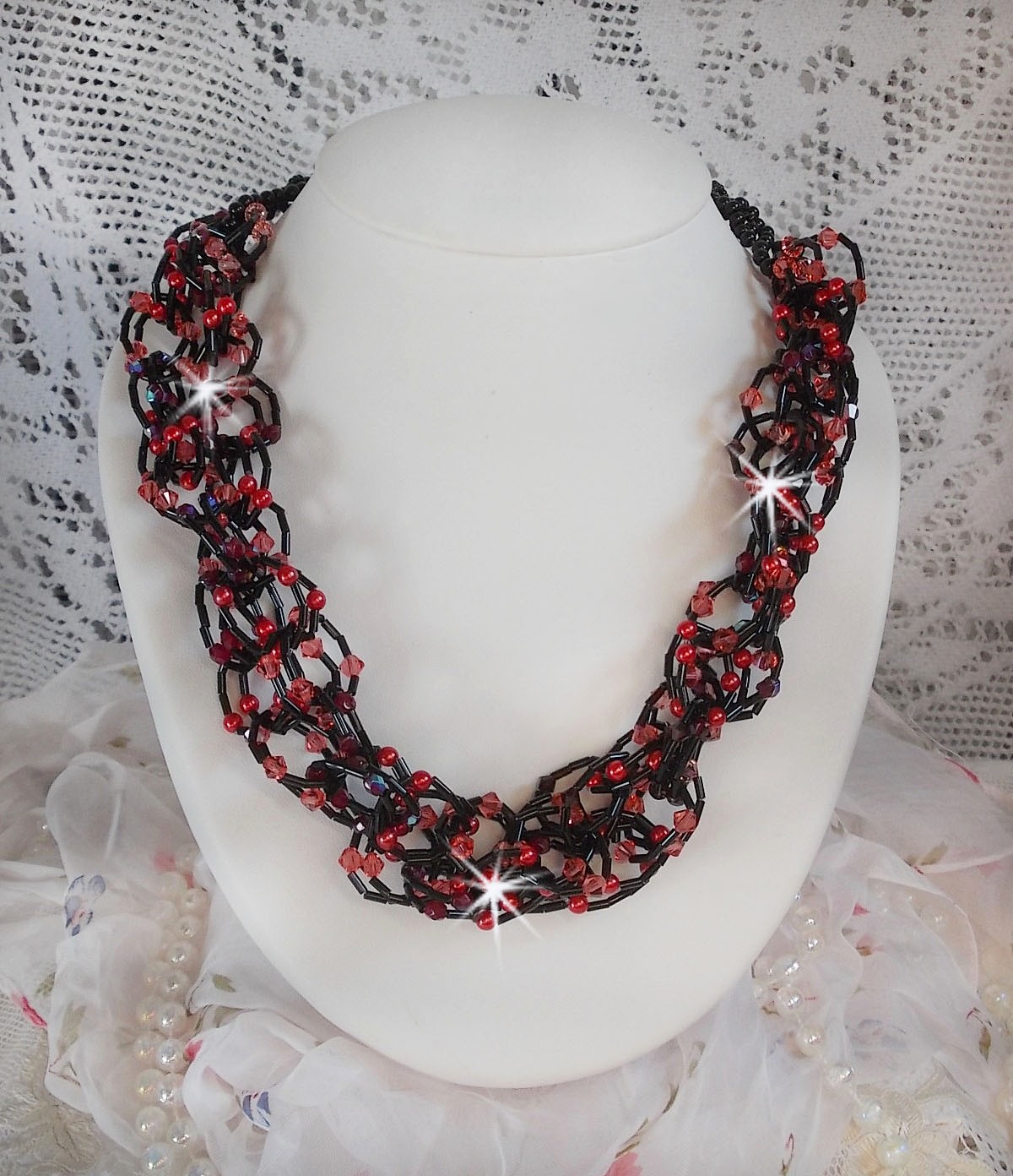 Følende halskjede med rørperler, Swarovski-krystaller og fasetter
