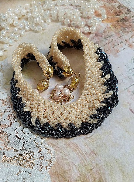 Collier C&eacute;lestine cr&eacute;&eacute; avec rocailles en verre, perles Murano, coquilles, fermoir et cha&icirc;nette en plaqu&eacute; or