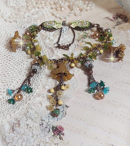 Collier C&eacute;zanne avec des grandes et petites fleurs peintes &agrave; la main &agrave; laquelle s&rsquo;ajoute des feuilles, cristaux, pierres de Gemme : Aventurine et Jade Jaune, breloques, perles et accessoires Cuivre 