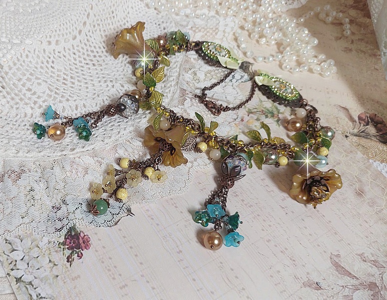 Collier C&eacute;zanne avec des grandes et petites fleurs peintes &agrave; la main &agrave; laquelle s&rsquo;ajoute des feuilles, cristaux, pierres de Gemme : Aventurine et Jade Jaune, breloques, perles et accessoires Cuivre 