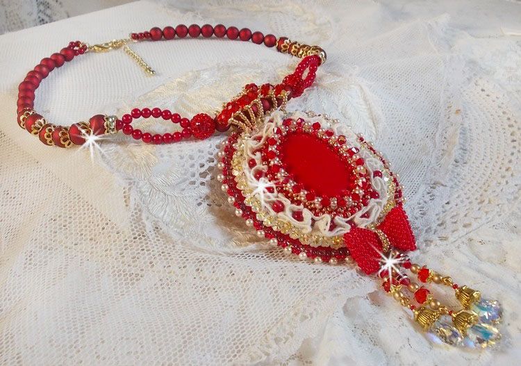 Nous Deux Haute-Couture barokk anheng brodert med halvedelperler og Swarovski krystall 