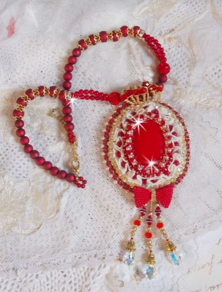 Nous Deux Haute-Couture barokk anheng brodert med halvedelperler og Swarovski krystall 