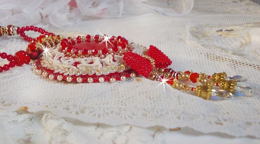 Nous Deux Haute-Couture barokk anheng brodert med halvedelperler og Swarovski krystall 