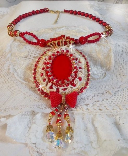 Nous Deux Haute-Couture barokk anheng brodert med halvedelperler og Swarovski krystall 