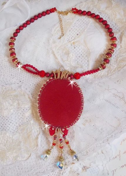 Nous Deux Haute-Couture barokk anheng brodert med halvedelperler og Swarovski krystall 