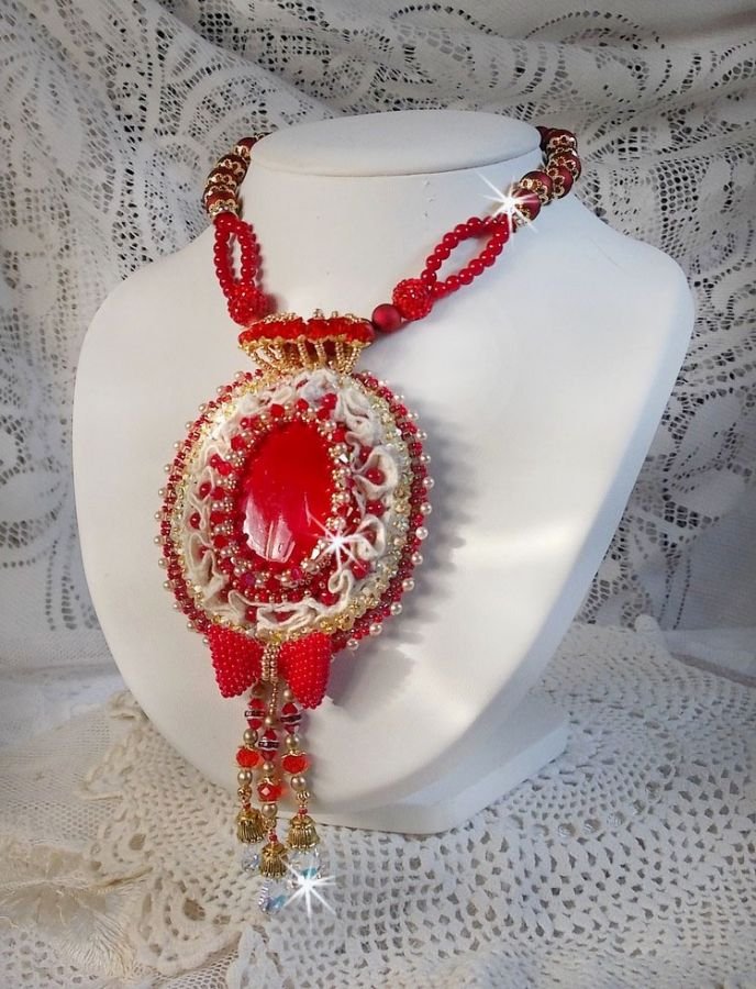 Nous Deux Haute-Couture barokk anheng brodert med halvedelperler og Swarovski krystall 