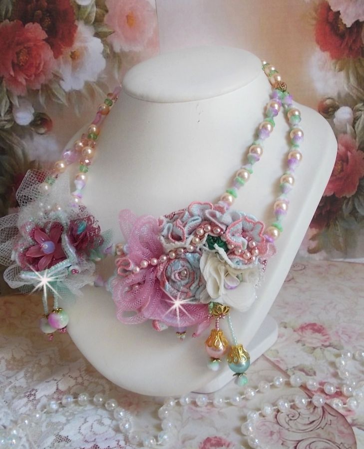 Douceur Poudrée Haute-Couture halskjede laget med blonder, Swarovski krystaller, Jade, perler, Flash Gold belagt tilbehør på 24 karat messing og rocailles.