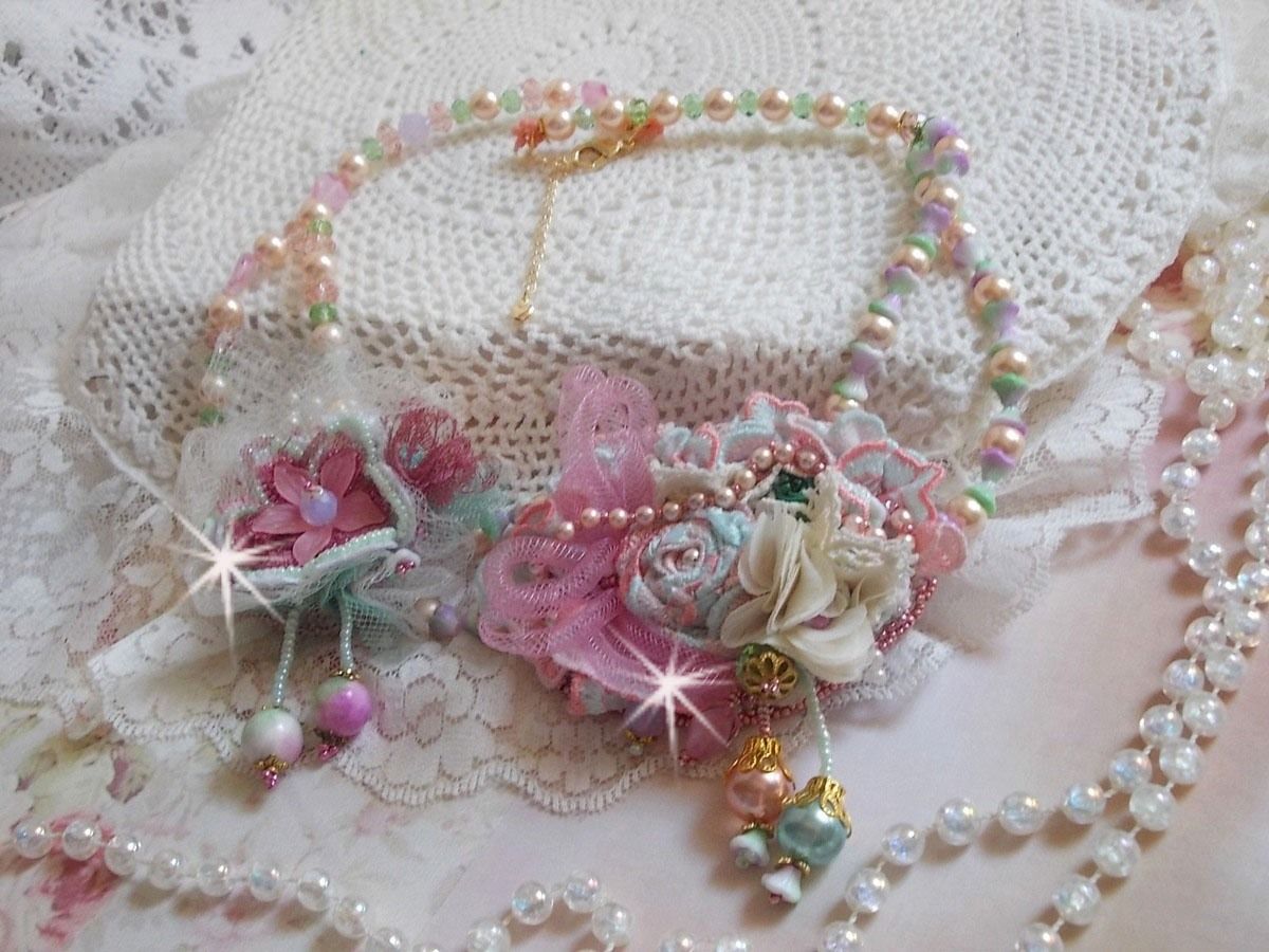 Douceur Poudrée Haute-Couture halskjede laget med blonder, Swarovski krystaller, Jade, perler, Flash Gold belagt tilbehør på 24 karat messing og rocailles.