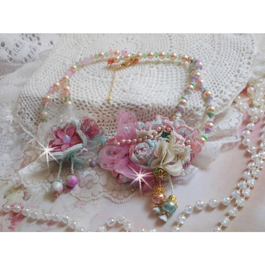 Douceur Poudrée Haute-Couture halskjede laget med blonder, Swarovski krystaller, Jade, perler, Flash Gold belagt tilbehør på 24 karat messing og rocailles.