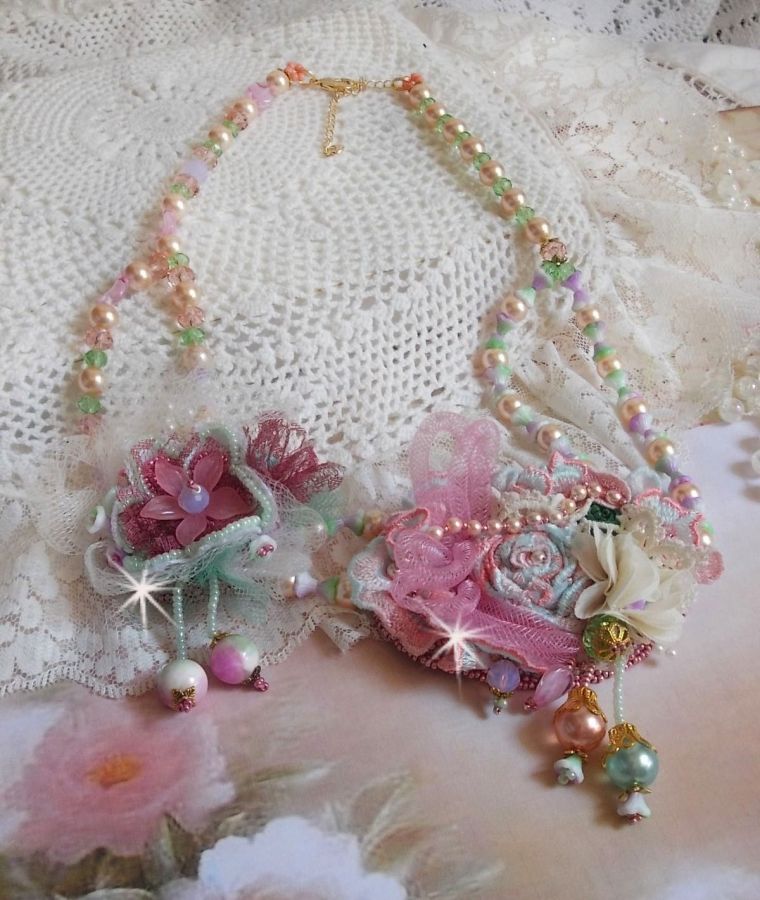Douceur Poudrée Haute-Couture halskjede laget med blonder, Swarovski krystaller, Jade, perler, Flash Gold belagt tilbehør på 24 karat messing og rocailles.