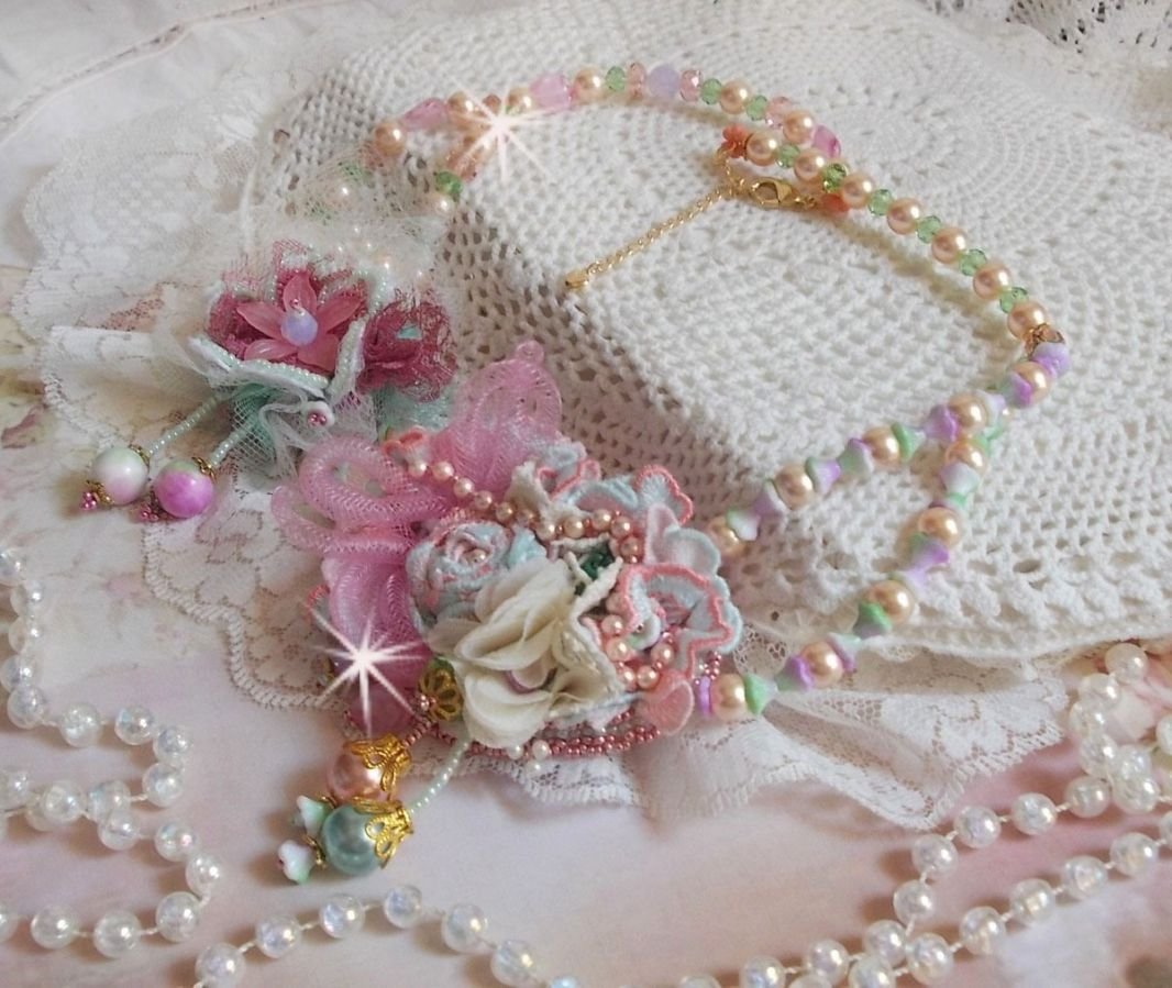 Douceur Poudrée Haute-Couture halskjede laget med blonder, Swarovski krystaller, Jade, perler, Flash Gold belagt tilbehør på 24 karat messing og rocailles.