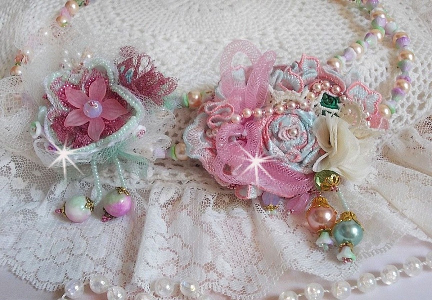 Douceur Poudr&eacute;e Haute-Couture halskjede laget med blonder, Swarovski krystaller, Jade, perler, Flash Gold belagt tilbeh&oslash;r p&aring; 24 karat messing og rocailles.