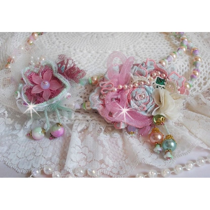 Douceur Poudrée Haute-Couture halskjede laget med blonder, Swarovski krystaller, Jade, perler, Flash Gold belagt tilbehør på 24 karat messing og rocailles.