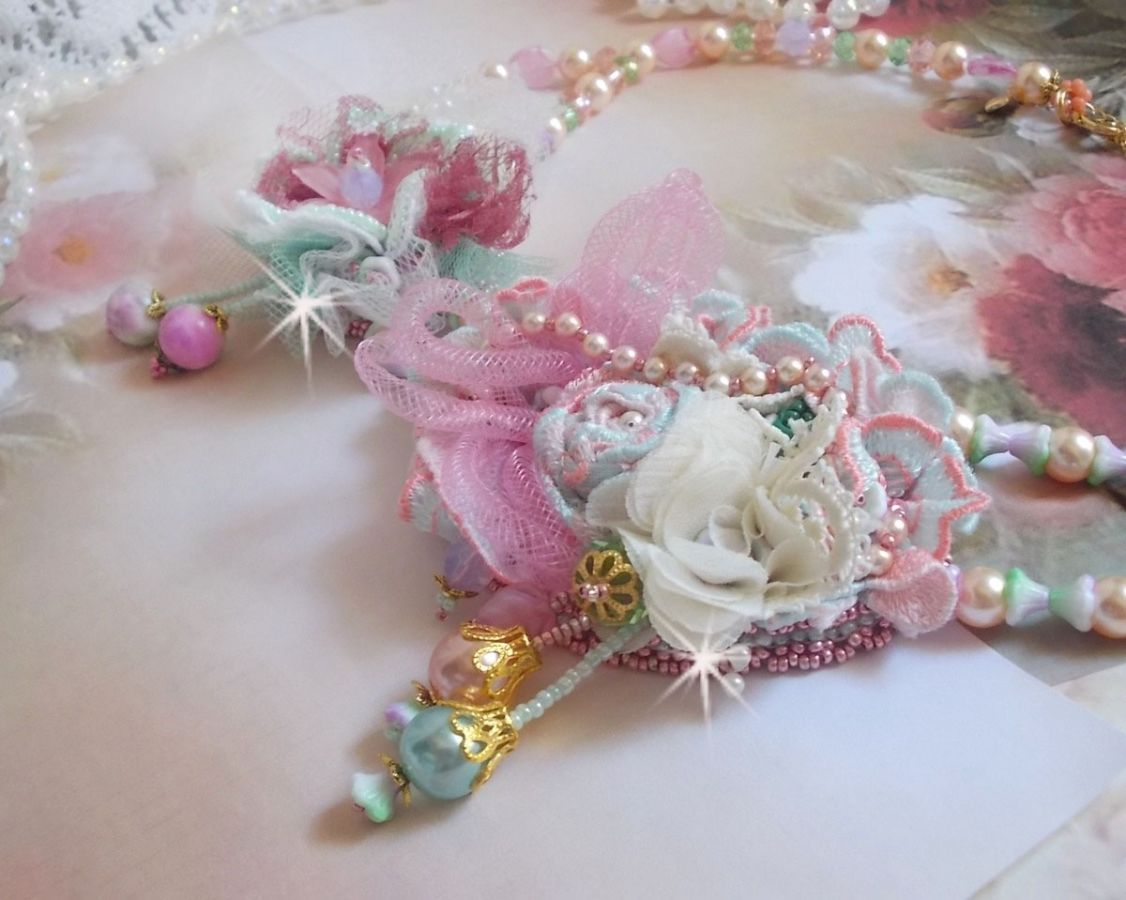 Douceur Poudrée Haute-Couture halskjede laget med blonder, Swarovski krystaller, Jade, perler, Flash Gold belagt tilbehør på 24 karat messing og rocailles.