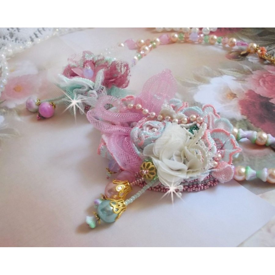 Douceur Poudrée Haute-Couture halskjede laget med blonder, Swarovski krystaller, Jade, perler, Flash Gold belagt tilbehør på 24 karat messing og rocailles.