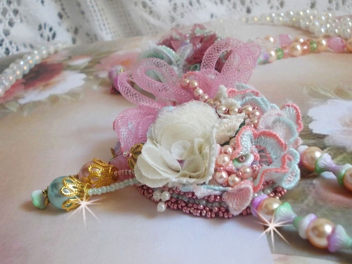 Douceur Poudrée Haute-Couture halskjede laget med blonder, Swarovski krystaller, Jade, perler, Flash Gold belagt tilbehør på 24 karat messing og rocailles.