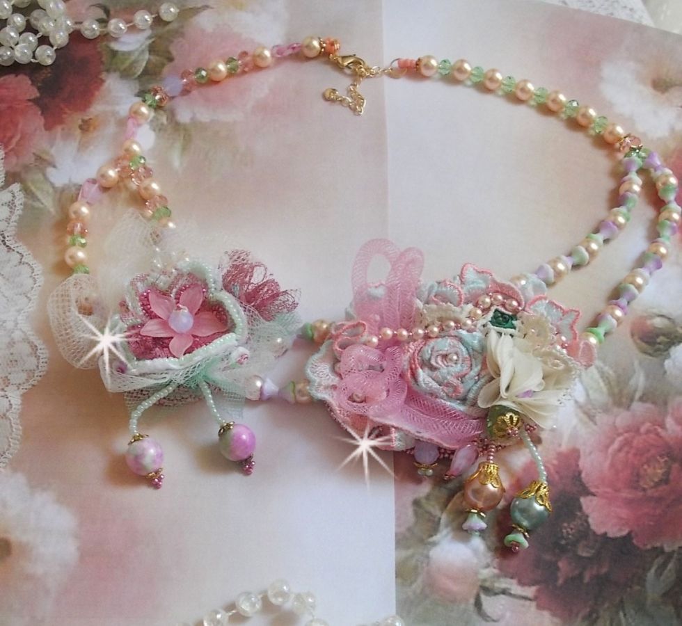Douceur Poudrée Haute-Couture halskjede laget med blonder, Swarovski krystaller, Jade, perler, Flash Gold belagt tilbehør på 24 karat messing og rocailles.