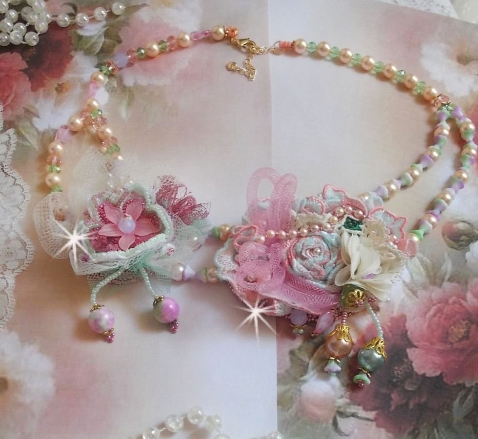 Douceur Poudrée Haute-Couture halskjede laget med blonder, Swarovski krystaller, Jade, perler, Flash Gold belagt tilbehør på 24 karat messing og rocailles.