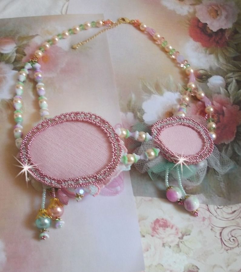 Douceur Poudrée Haute-Couture halskjede laget med blonder, Swarovski krystaller, Jade, perler, Flash Gold belagt tilbehør på 24 karat messing og rocailles.