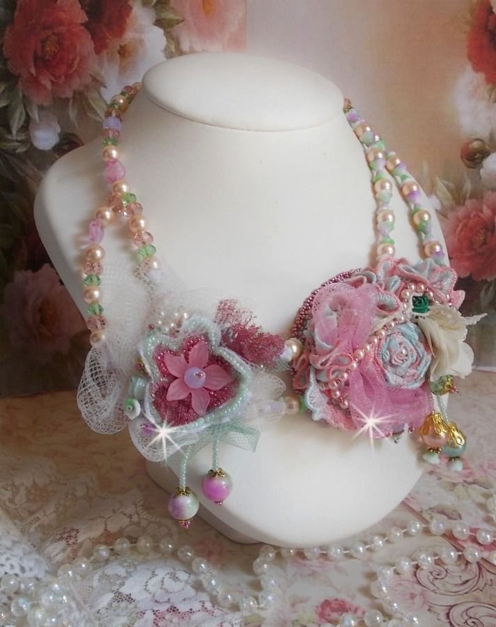 Douceur Poudrée Haute-Couture halskjede laget med blonder, Swarovski krystaller, Jade, perler, Flash Gold belagt tilbehør på 24 karat messing og rocailles.