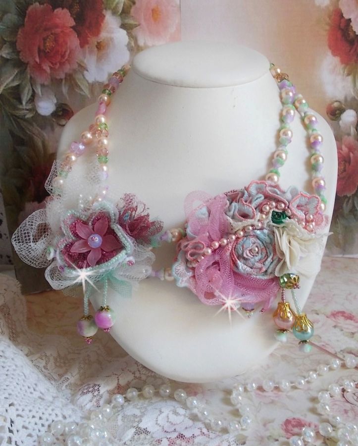 Douceur Poudrée Haute-Couture halskjede laget med blonder, Swarovski krystaller, Jade, perler, Flash Gold belagt tilbehør på 24 karat messing og rocailles.