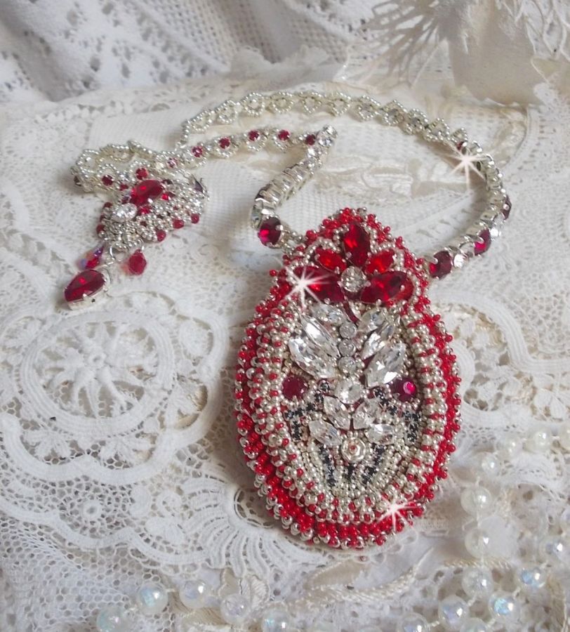 Drigon Red halskjede brodert med røde Swarovski-krystaller, sølv seed perler, rhinestones, 925/1000 sølv låser og kjeder