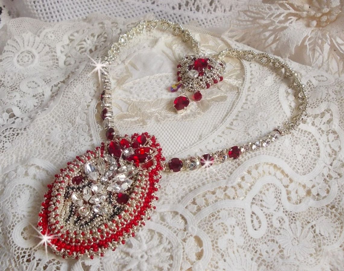 Drigon Red halskjede brodert med røde Swarovski-krystaller, sølv seed perler, rhinestones, 925/1000 sølv låser og kjeder