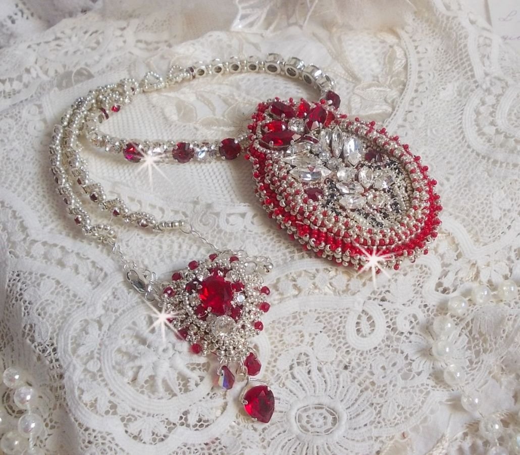 Drigon Red halskjede brodert med røde Swarovski-krystaller, sølv seed perler, rhinestones, 925/1000 sølv låser og kjeder